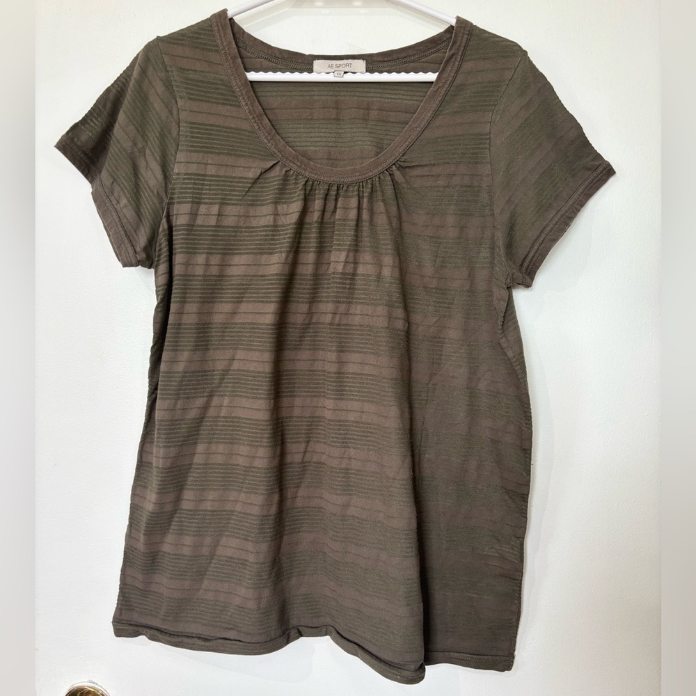 🎉4/30$🎉 AE Sport Khaki Textured Tee - Size 1X